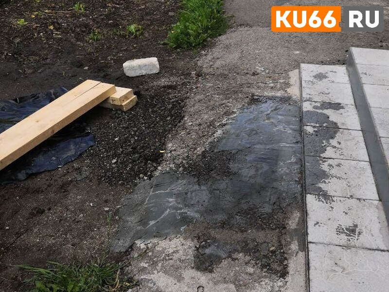 Жители Каменска-Уральского пожаловались на потоп из крыльца подъезда