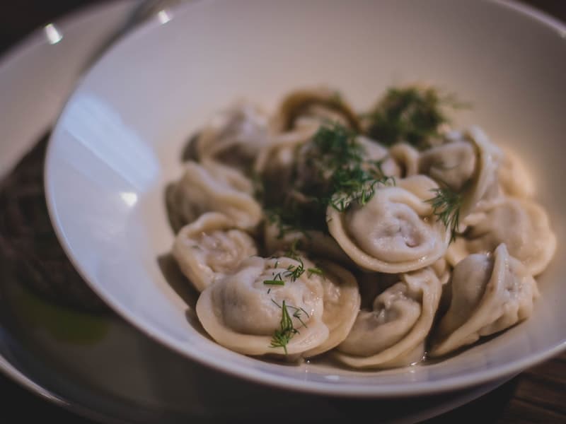 "Резко начало рвать": в России двое детей погибли, поев пельменей