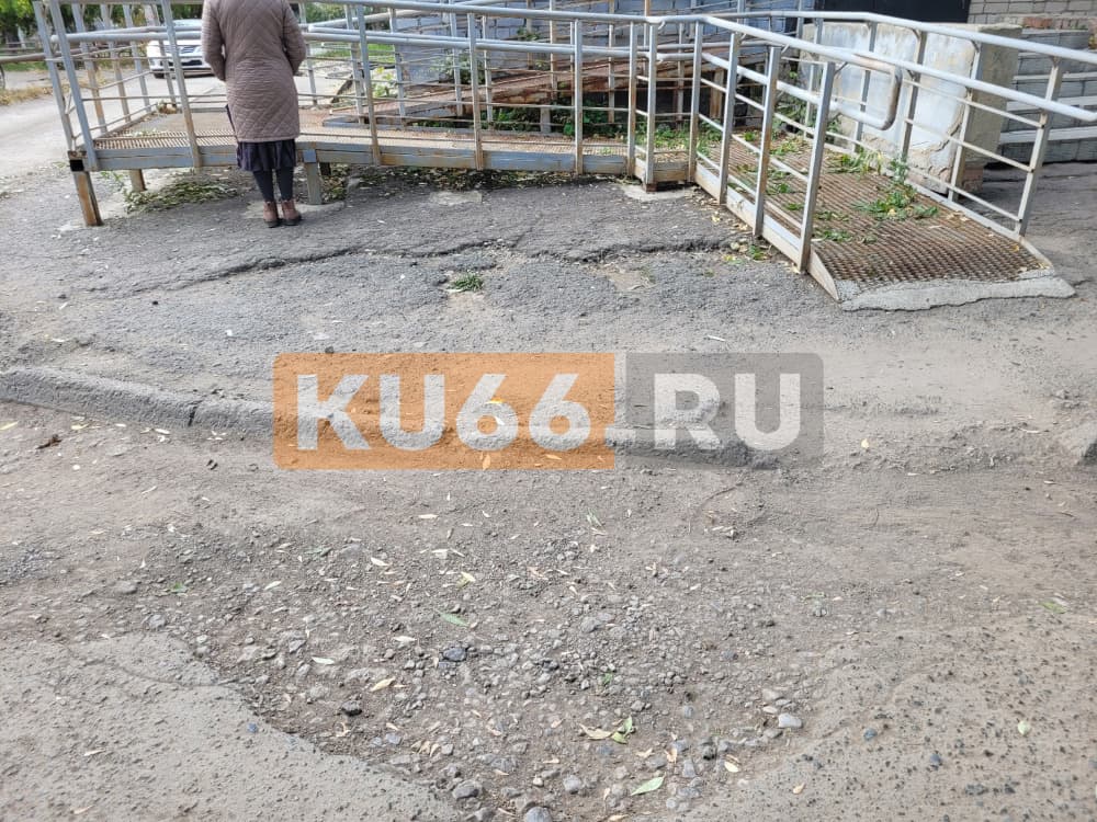 «Переломать оставшиеся кости»: каменцы жалуются на тротуар и дороги у городского травмпункта