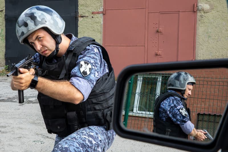 "Целятся в кого-то": вооруженные силовики перекрыли дорогу в Екатеринбурге