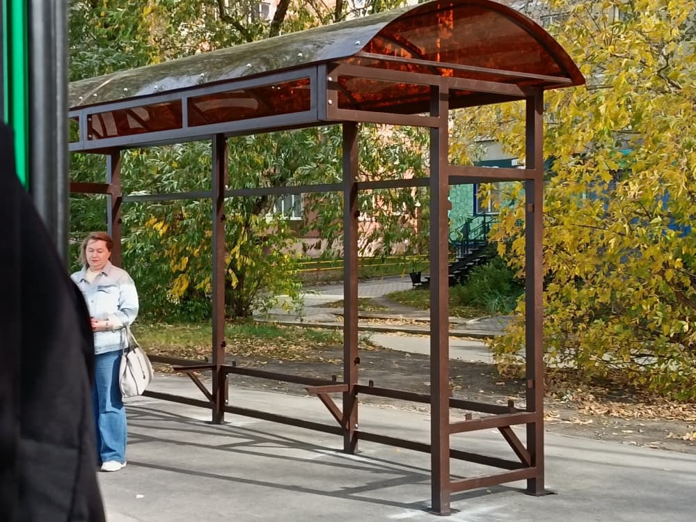 В Каменске-Уральском начали монтировать остановку, на которую жаловались местные жители