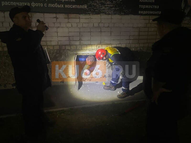 Заперли и ушли: спасатели в Каменске-Уральском вытащили мужчину из подвала