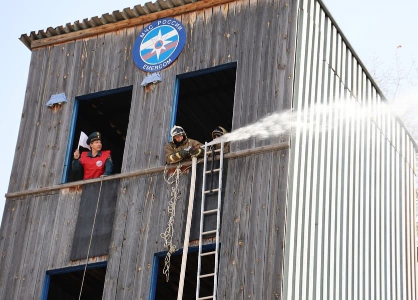 Лучшие пожарные Урала собрались в Каменске-Уральском для участия в соревнованиях