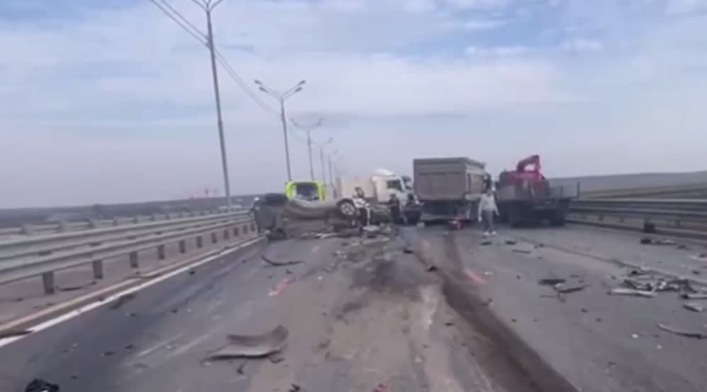 В Подмосковье самосвал без тормозов протаранил семь машин, три человека погибли