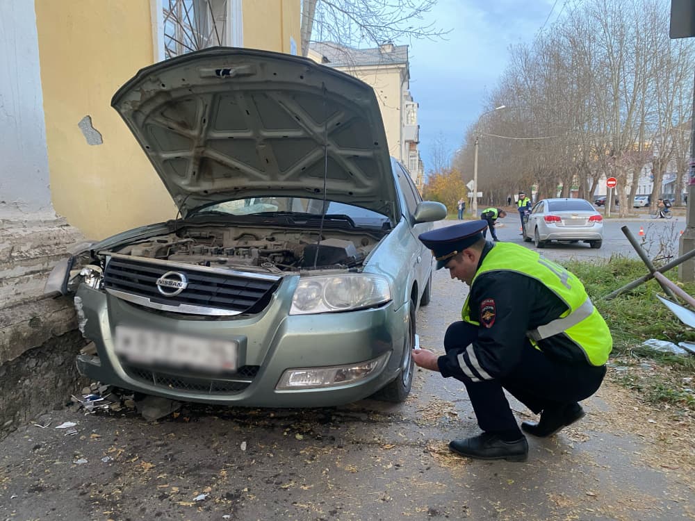 Пострадал ребенок: появились подробности аварии в Каменске-Уральском, где машина отлетела в жилой дом 