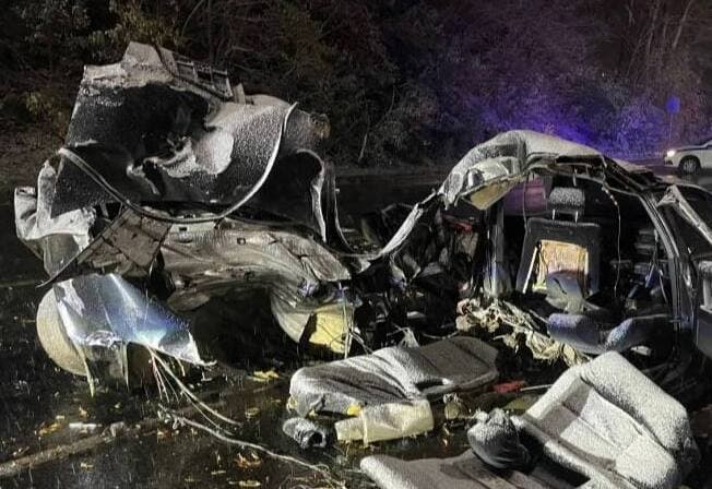 На свердловской трассе машину раздавило после столкновения с ЛЭП, погибла женщина