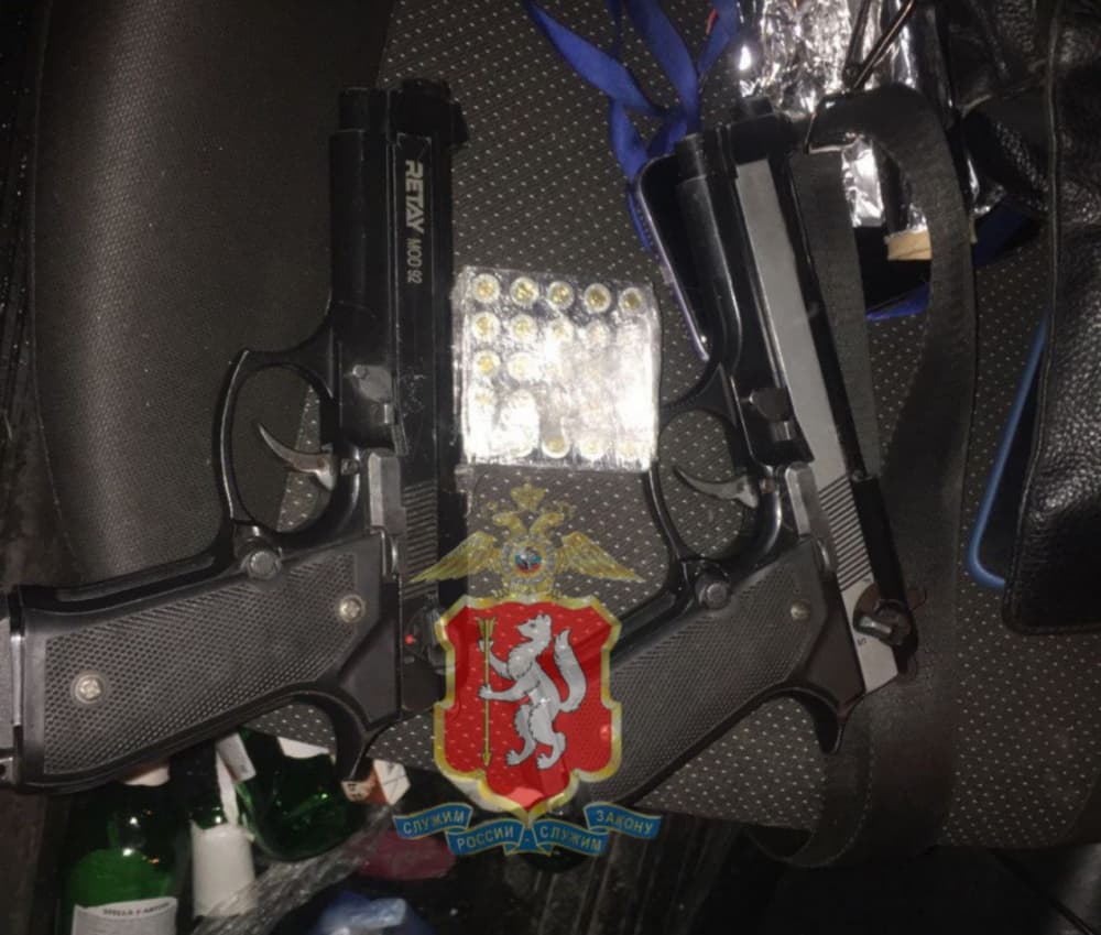 В Екатеринбурге инспекторы ГАИ нашли у водителя два пистолета 