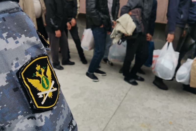 На двух предприятиях Свердловской области нашли 68 нелегалов