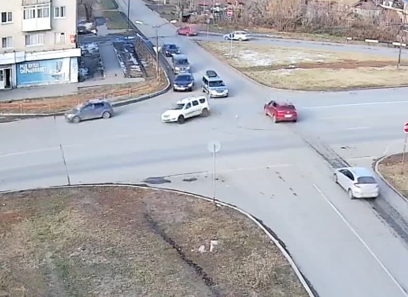 В Каменске-Уральском машину развернуло от удара иномарки, пытавшейся проскочить перекресток