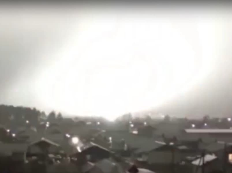 Яркое зарево напугало жителей Екатеринбурга ночью. Что это было?