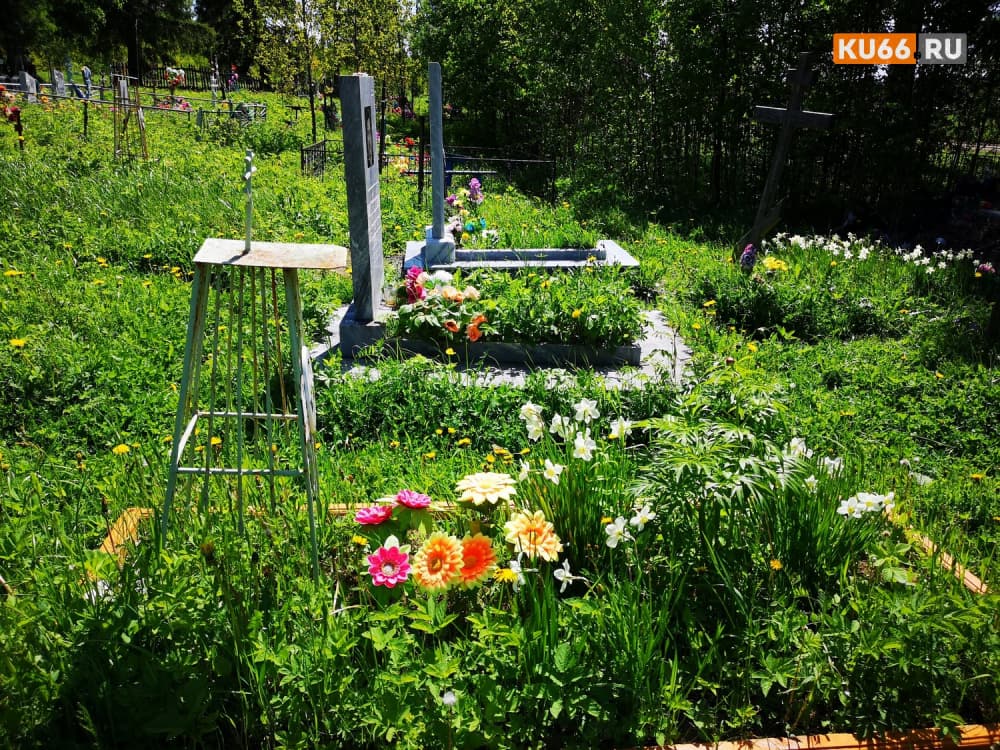 "Братская могила": жители Каменска-Уральского возмущены работой спецтехники на городских кладбищах