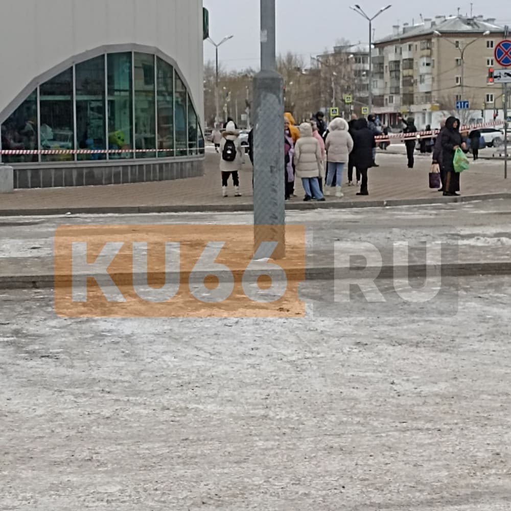ТЦ "Сити Молл" в Каменске-Уральском заминировали — очевидцы