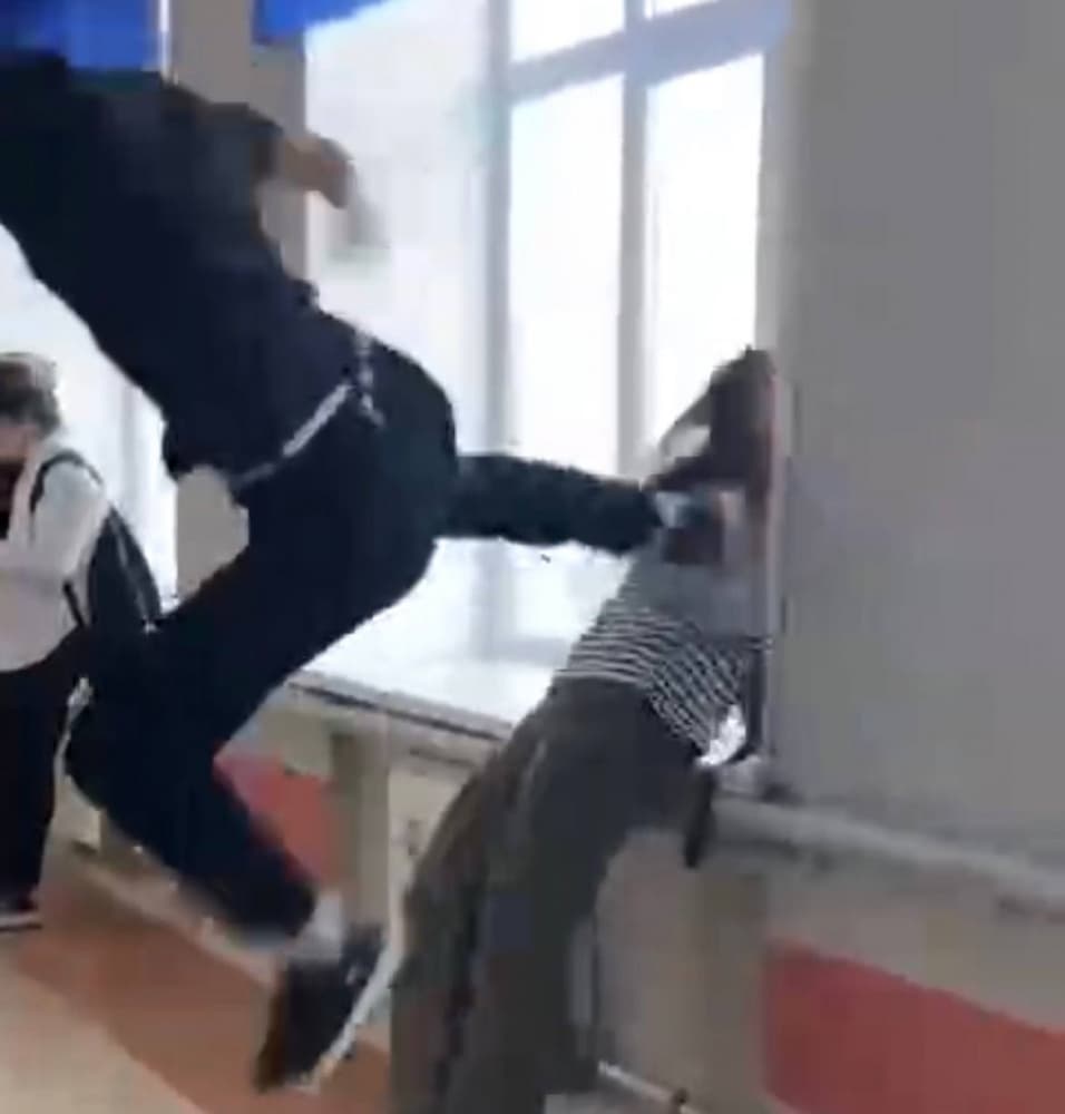 Свердловский школьник ударил одноклассницу с ноги в грудь ради лайков. Видео 