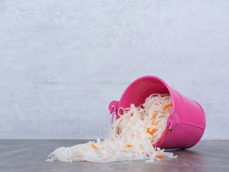 Еда с пола. Брать или нет? Терапевт рассказала о «правиле трёх секунд» 