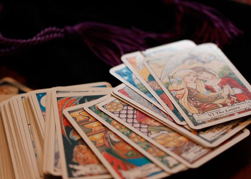 Россияне массово скупают карты Таро после новостей о запрете платных гаданий