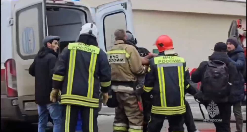 Таксиста, который помогал спасать людей из горящей больницы в Екатеринбурге, хотят депортировать 