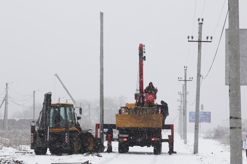 Новые светильники установят вдоль тротуара между Каменском-Уральским и Мартюшем