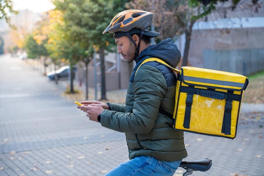 Курьеры в России стали получать больше, чем врачи и IT-специалисты