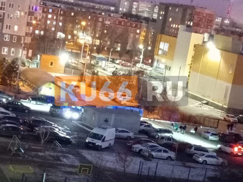 Мужчина угрожает спрыгнуть с седьмого этажа в Каменске-Уральском