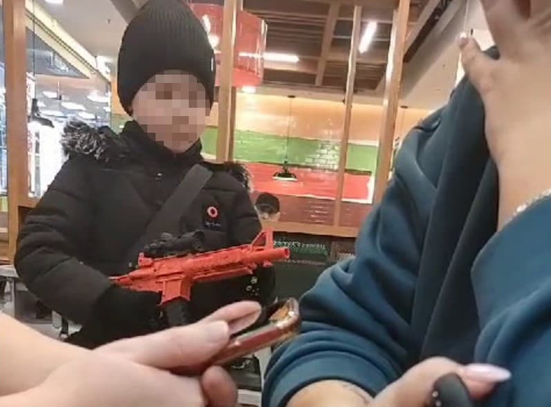 Продает игрушки: маленького мальчика-попрошайку заметили ночью в ТЦ Каменска-Уральского