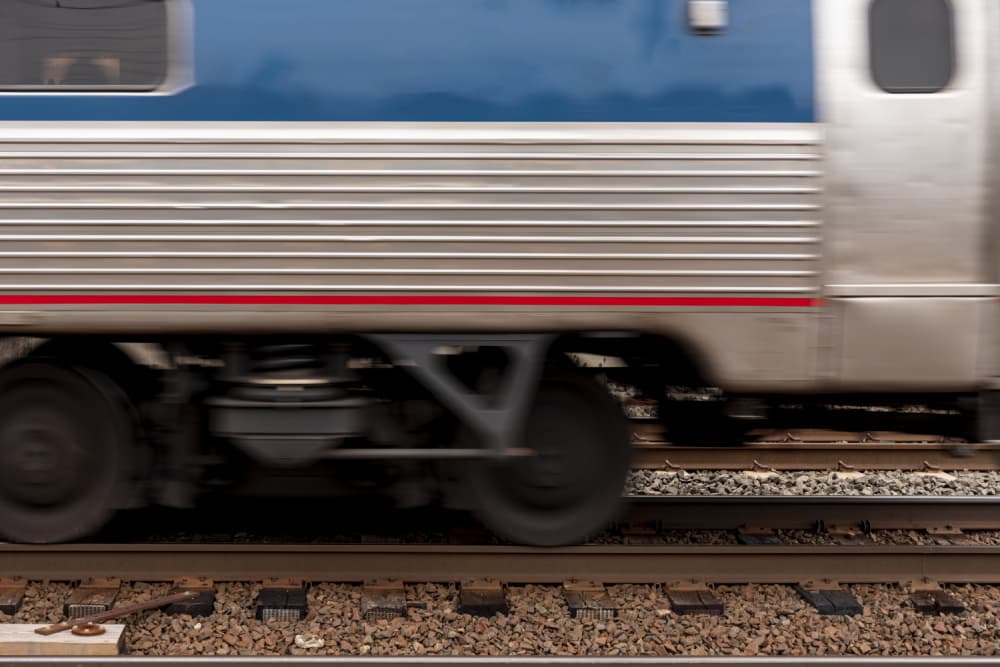 Двух молодых стюардесс "Уральских авиалиний" насмерть сбил поезд в Москве 