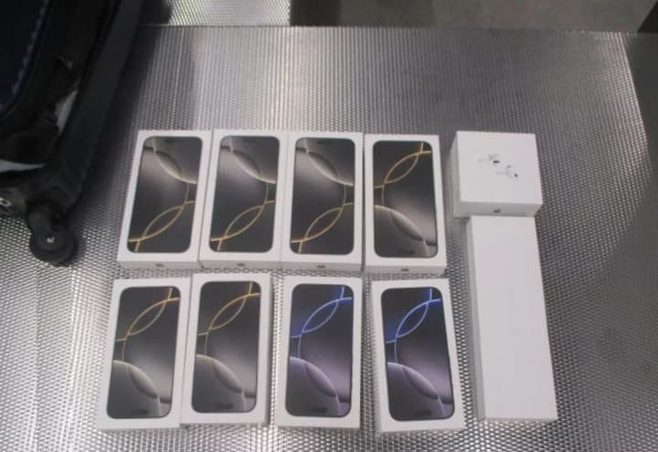 "Это подарки": таможенники в Екатеринбурге изъяли у пассажирки 15 новых iPhone
