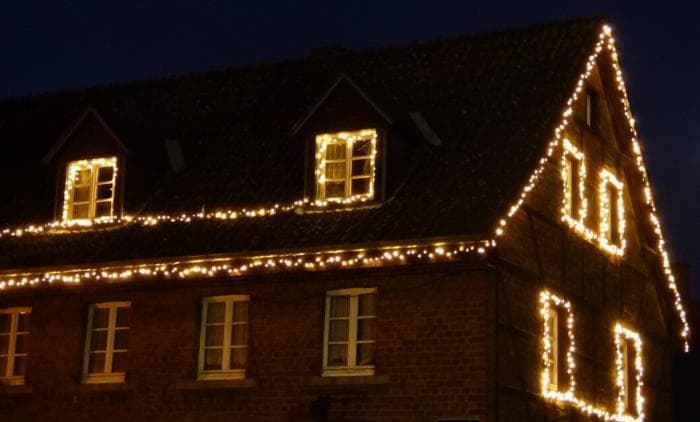 Конкурс на лучшее новогоднее украшение дома с денежным призом запустили в Синарском районе Каменска-Уральского 