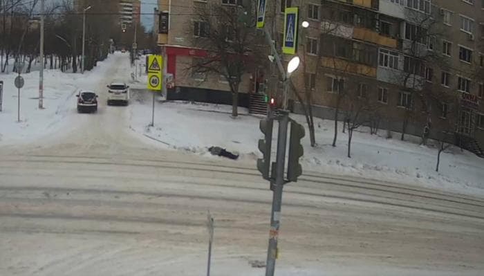 Житель Каменска-Уральского скончался, когда переходил дорогу. Видео