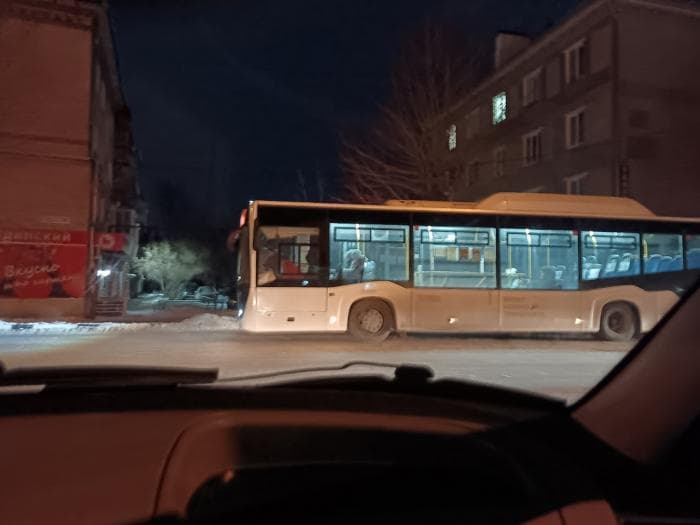 Пропускают рейсы: жители Каменска-Уральского жалуются на опоздания автобусов 