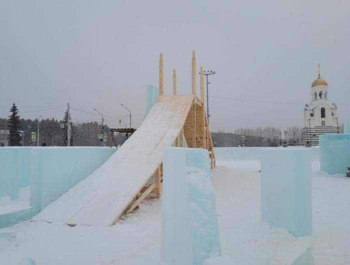 «Погода позволяет»: Ледовый городок в Каменске-Уральском строится без задержек