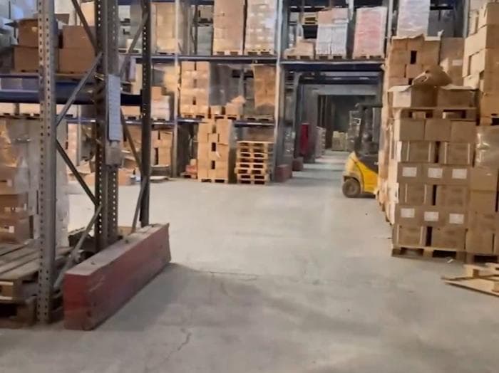 На подпольном складе в Екатеринбурге изъяли 200 тонн опасных консервов