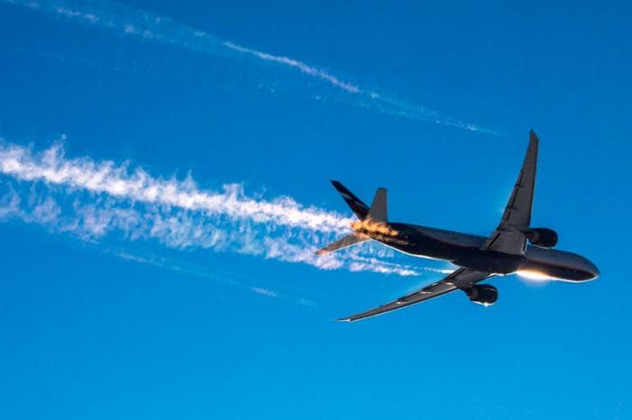 Самолет, летевший из Екатеринбурга в Казань, развернули из-за атаки беспилотников