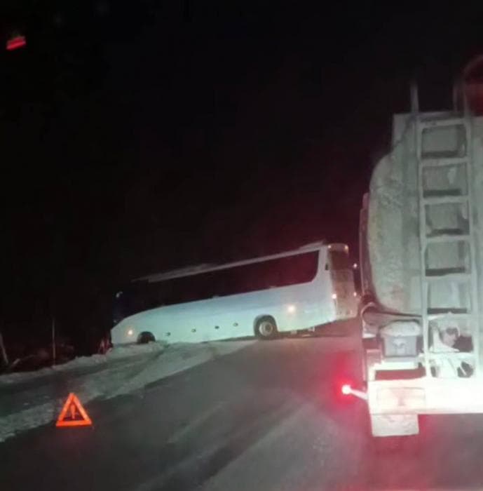 На свердловской трассе водитель автобуса съехал в кювет, чтобы спасти пассажиров 