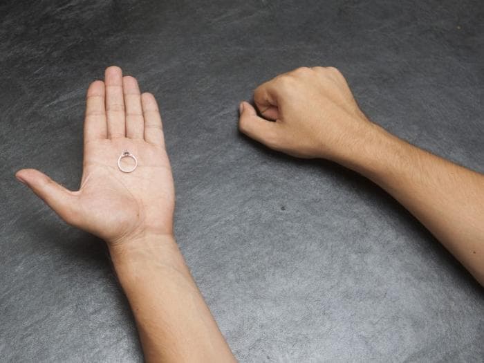 Кольцо на мизинце: мэру Каменска-Уральского задали неожиданный вопрос