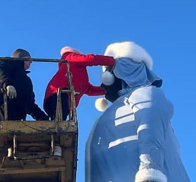 Власти Ирбита сняли новогодние костюмы с памятников Ленину и Екатерине II после скандала 