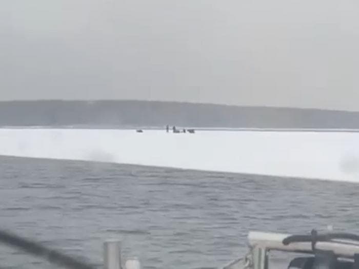 Трое рыбаков застряли на льдине под Екатеринбургом. Видео