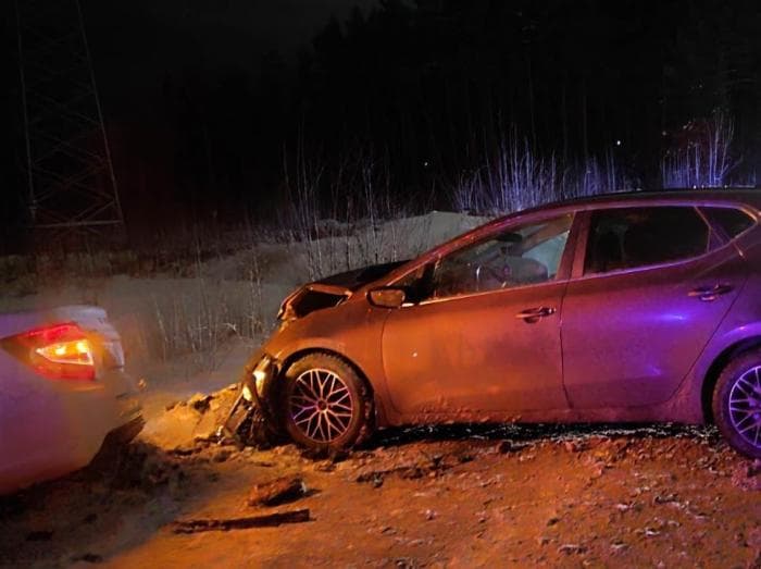 Занос привел к ДТП: на трассе под Каменском-Уральским пострадали два человека