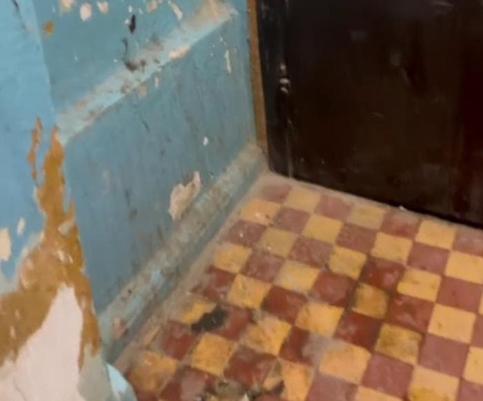 «Вонища невыносимая!»: в Каменске-Уральском нашли «подъезд-туалет»