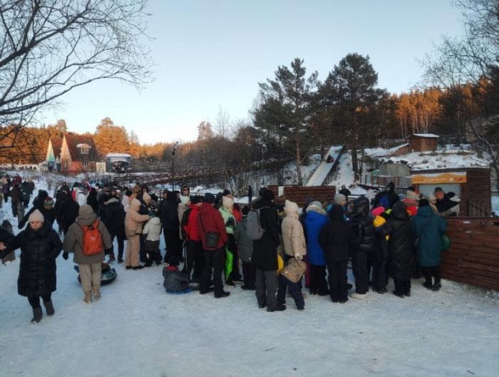 Новогоднее столпотворение: свердловчане штурмуют горки в «Парке Сказов»