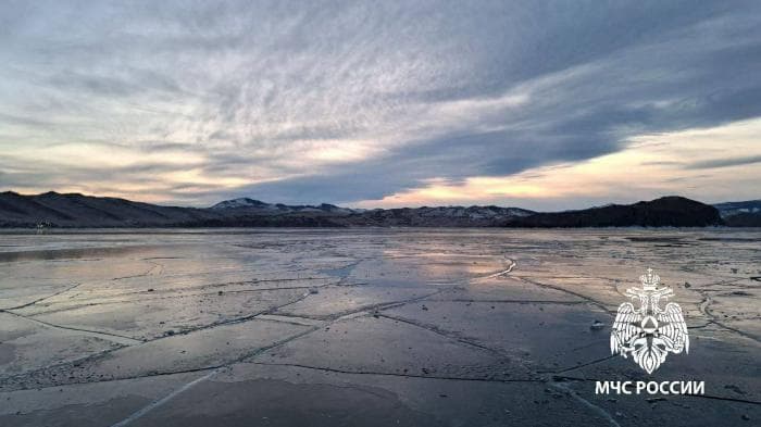 Два пожилых конькобежца провалились под лед на озере Байкал