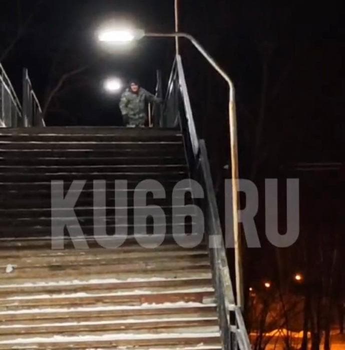 "Давай, ты же мужик!": мужчина угрожал спрыгнуть с моста в Каменске-Уральском. Видео