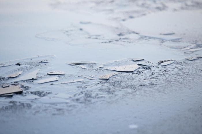 В Екатеринбурге спасателям пришлось выбивать вмерзший в лед труп