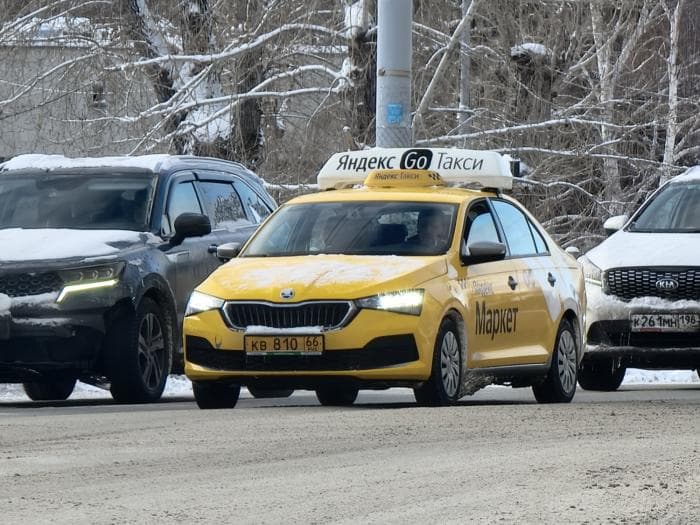В Екатеринбурге таксист потерял сознание и устроил ДТП