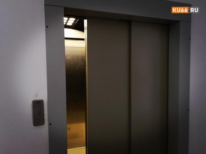 Пьяные жильцы в Каменске-Уральском сломали лифт при попытке выбраться из застрявшей кабины