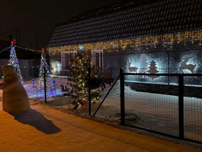 «Зимняя сказка» оживила улицы Каменска-Уральского: горожане украсили дома на новогодний конкурс 