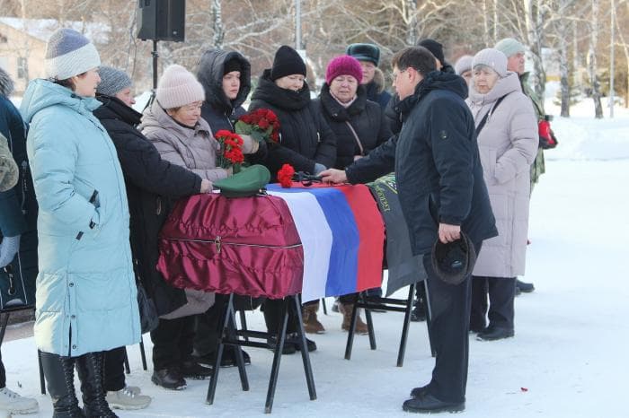 "Настоящий мужчина": Каменск-Уральский простился с пожарным Максимом Пономаревым