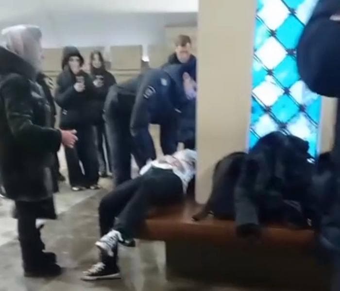 В Казани подросток упал под поезд в метро и остался жив. Видео