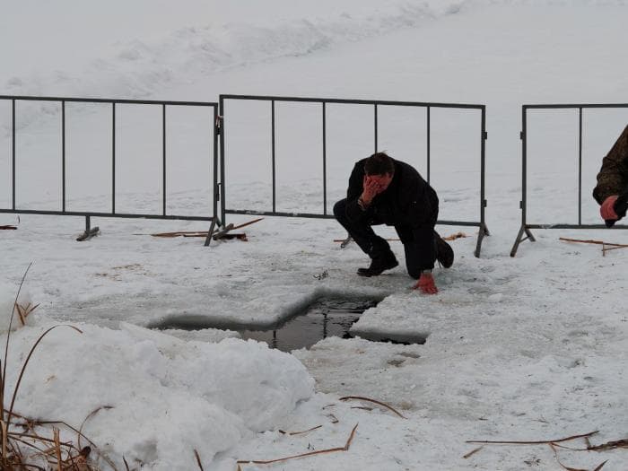 Мэр Каменска-Уральского умылся святой водой в проруби вместе с горожанами 