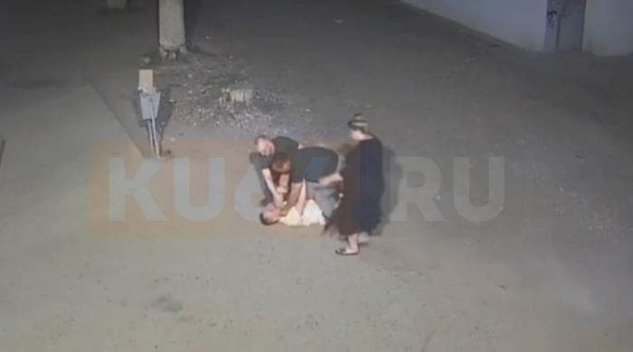 Сломали ребра и пытались задушить: в Каменске-Уральском полицейский, его жена и сосед избили мужчину. Видео