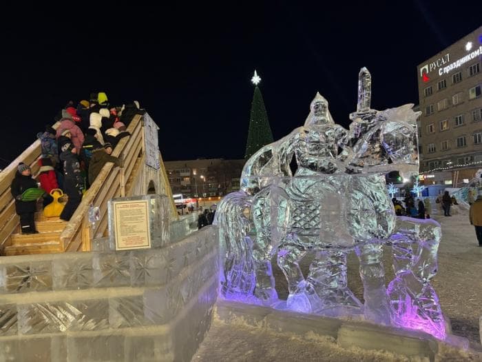 В Каменске-Уральском разбирают ледовые городки 